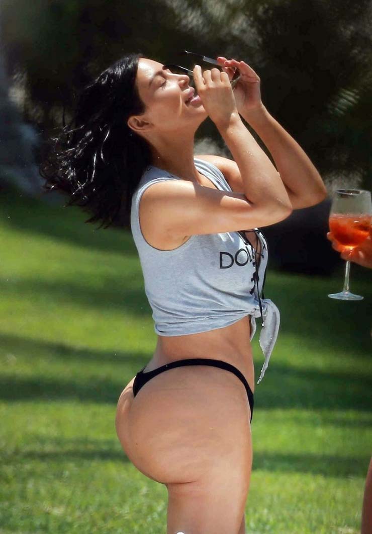 попа Ким Кардашьян в бикини на пляже